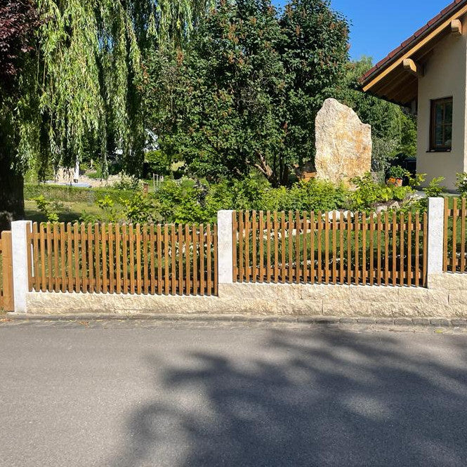 Gartenzaun Quadratzaun - Fichte KDI - Zaunelement - 100 cm Höhe in einer eleganten Umgebung.